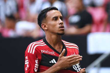 Matheus Gonçalves, do Flamengo, comemora seu gol diante do Botafogo