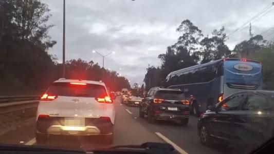 BR-040 em Nova Lima: saída para o Rio tem 18 km de trânsito após acidente nesta sexta