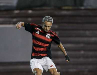 Alvo do Cruzeiro, Matheus Gonçalves não foi relacionado para o duelo do Flamengo contra o São Paulo