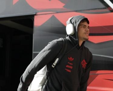 Ayrton Lucas sofreu um corte na perna na partida contra o São Paulo