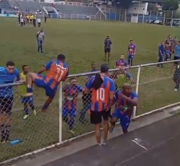 Jogadores e torcedores do Duque de Caxias brigam após rebaixamento