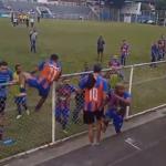Jogadores e torcedores do Duque de Caxias brigam após rebaixamento