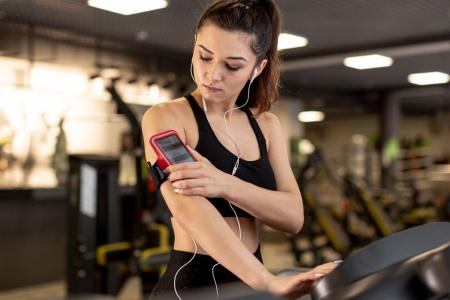 Mulher praticando exercícios físicos