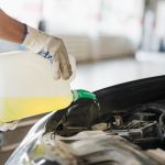 Os contaminantes de óleo mais comuns e o que eles fazem com o motor do seu carro