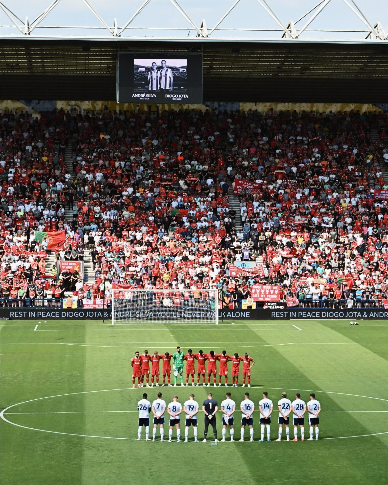 Em dia de homenagens a Diogo Jota, Liverpool supera Preston em amistoso