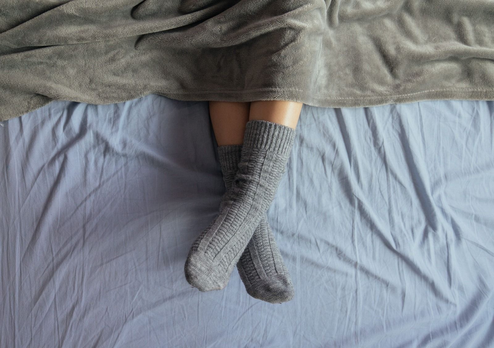 O que significa dormir de meias segundo a psicologia?