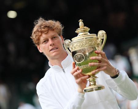 Jannik Sinner com o troféu inédito do Grand Slam de Wimbledon