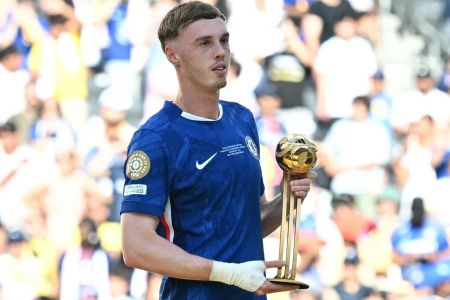 Cole Palmer com o prêmio de melhor em campo na grande final