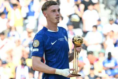 Cole Palmer com o prêmio de melhor em campo na grande final