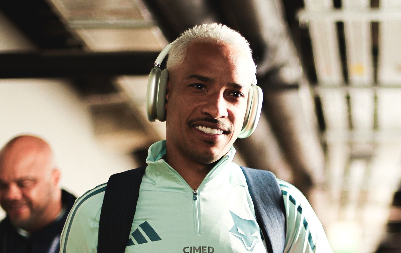 Nevou! Matheus Pereira surge com novo visual e anima torcedores do Cruzeiro
