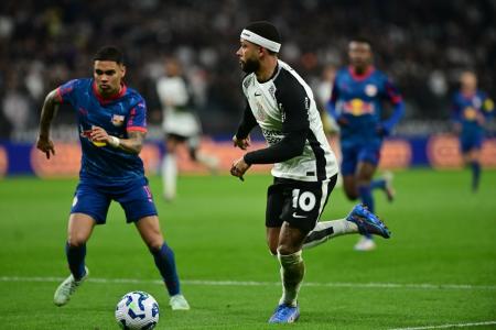 Memphis Depay foi titular no empate entre Corinthians e RB Bragantino