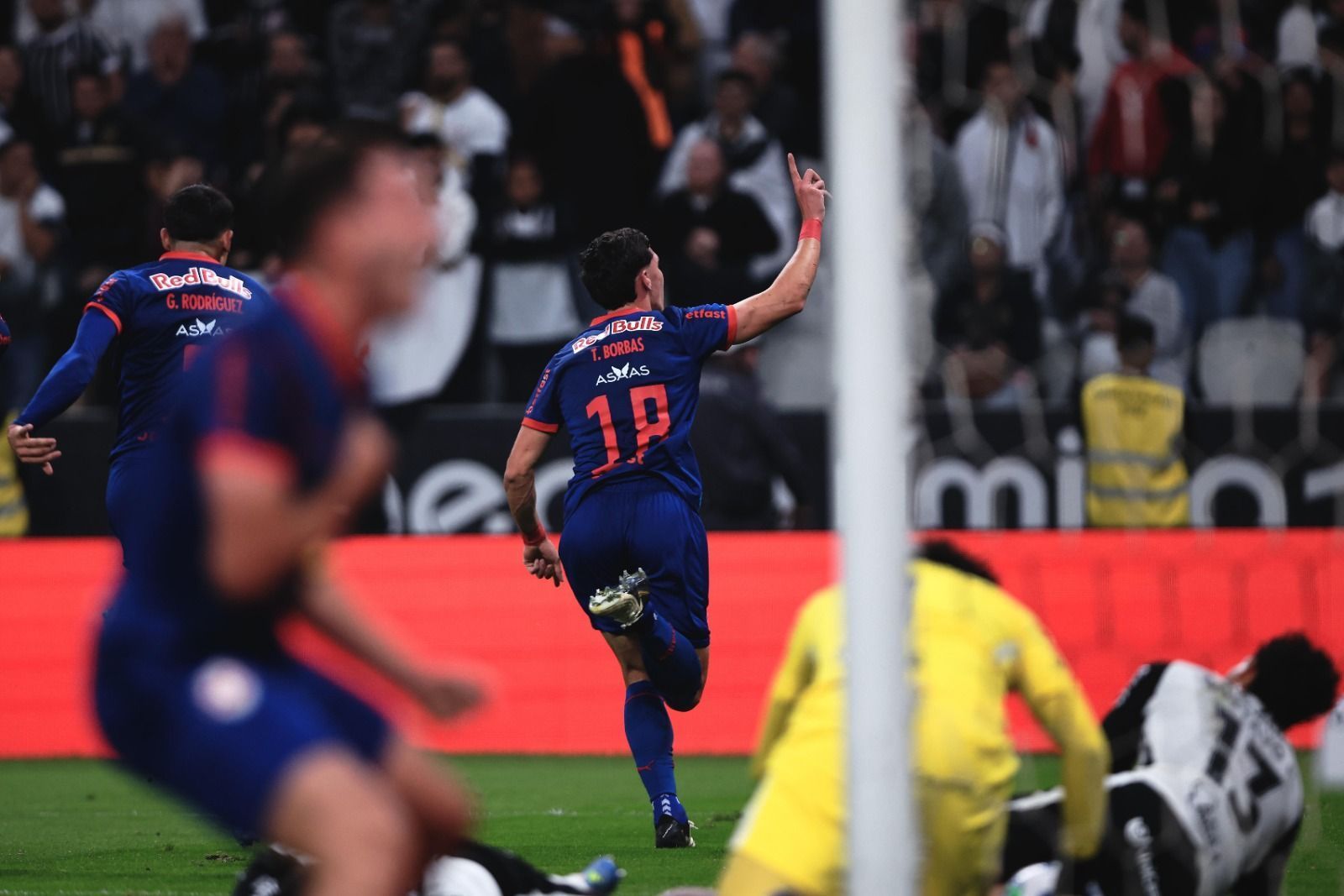 Jogadores do Corinthians são vaiados e xingados após derrota para o RB Bragantino