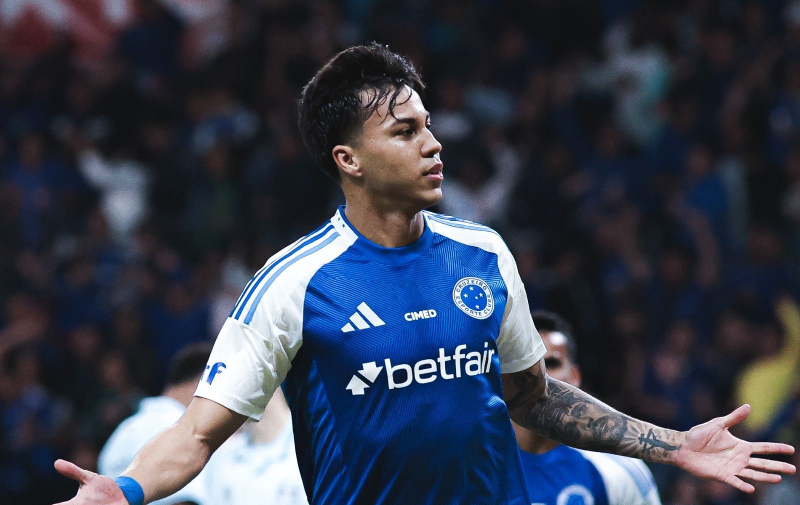 Com show de Kaio Jorge, Cruzeiro goleia Grêmio e segue na cola da liderança da Série A