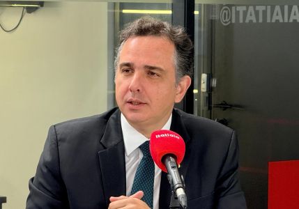 Rodrigo Pacheco no estúdio da Rádio Itatiaia, em Brasília