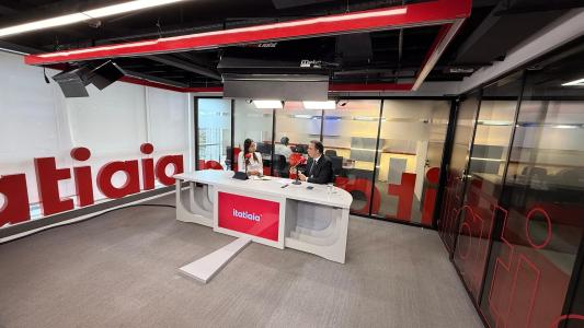 Rodrigo Pacheco em entrevista à Rádio Itatiaia, no estúdio de Brasília