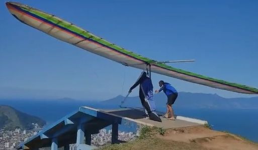 Imagem mostra o piloto se preparando para realizar o salto