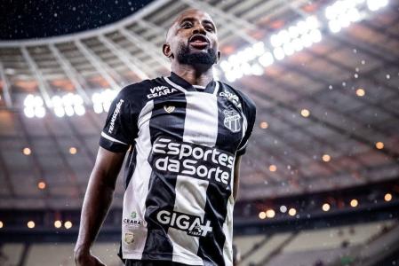 Dieguinho celebra vitória do Ceará sobre o Fortaleza na Arena Castelão