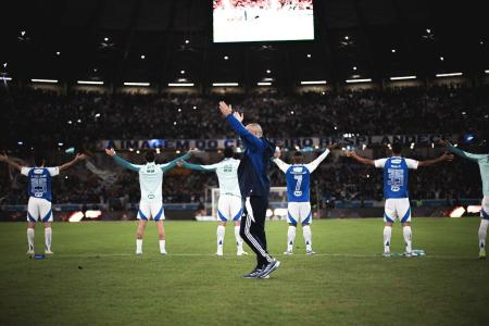 Jogadores do Cruzeiro e Leonardo Jardim celebram vitória no Mineirão