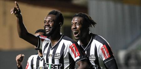 David Braga e Ronaldo Tavares comemoram gol do Athletic diante do Avaí