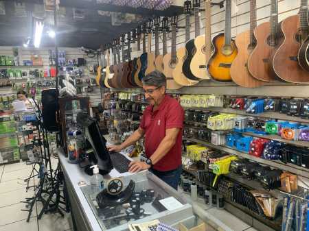 Valdir Moreira, proprietário da loja de instrumentos musicais mais antiga do Barreiro