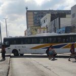 Vídeo: criminosos sequestram 10 ônibus e usam veículos como barricada contra PM no RJ