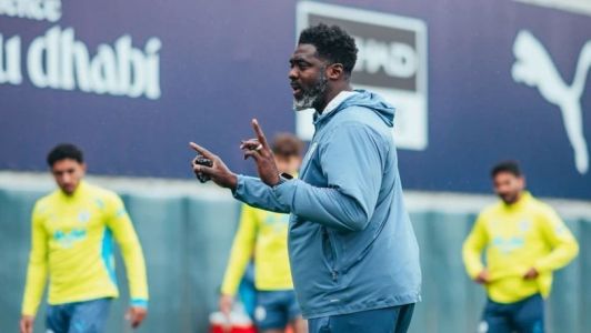 Kolo Touré durante atividade no Manchester City nas categorias de base