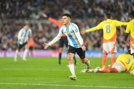 Thiago Almada em ação pela Seleção Argentina pelas Eliminatórias