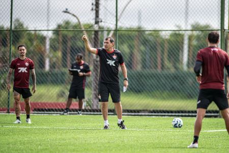 Fábio Carille comanda treino do Vitória no Barradão