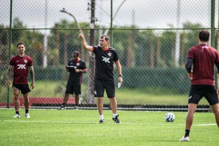 Fábio Carille comanda treino do Vitória no Barradão