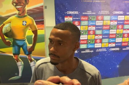 Ademir durante entrevista na zona mista da Arena Fonte Nova