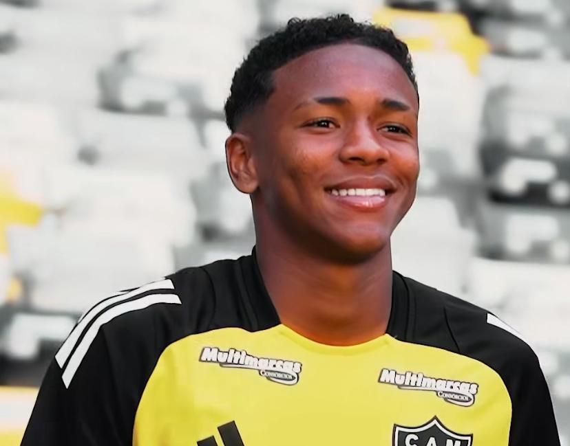 Veneno manda recado à torcida do Atlético em primeiro dia de contrato profissional
