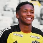 Veneno manda recado à torcida do Atlético em primeiro dia de contrato profissional