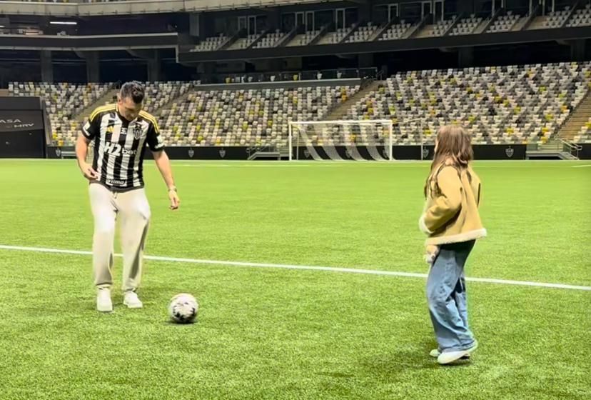 Campeão com Atlético joga bola com filha na Arena MRV e se declara a BH