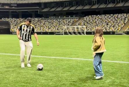 Jesús Dátolo brincando com sua filha na Arena MRV, estádio do Atlético