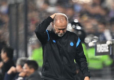 À beira do gramado do Estádio Alejandro Villanueva, Mano Menezes viu o Grêmio ser derrotado pelo Alianza Lima