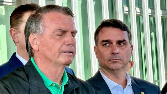 Bolsonaro em entrevista a jornalista ao lado de Flávio, nesta quinta-feira (17)