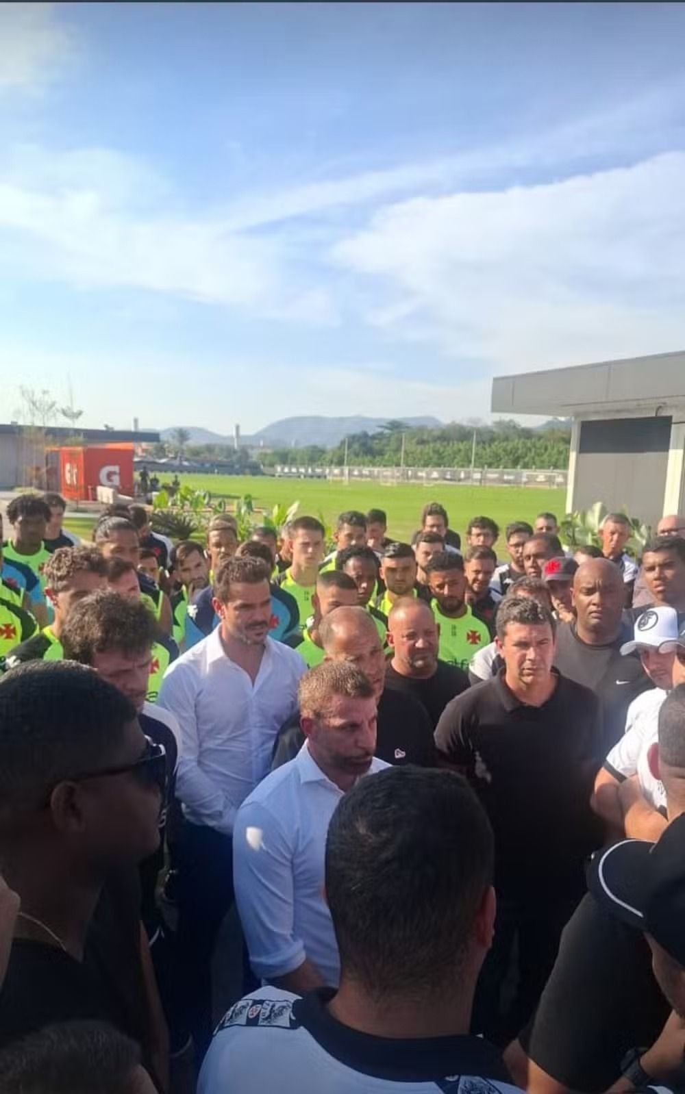 Confusão: torcida do Vasco vai ao CT, xinga jogadores e faz cobrança a Diniz