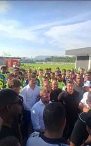 Comissão técnica e diretoria do Vasco conversam com torcedores no CT Moacyr Barbosa