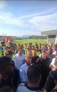 Comissão técnica e diretoria do Vasco conversam com torcedores no CT Moacyr Barbosa