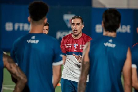 Renato Paiva conversa com atletas durante treino do Fortaleza