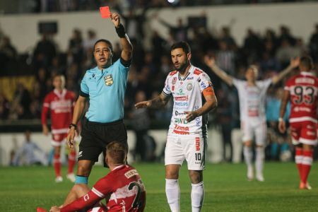 Momento em que Alemão foi expulso de campo durante o jogo entre Operário e CRB, pela Série B