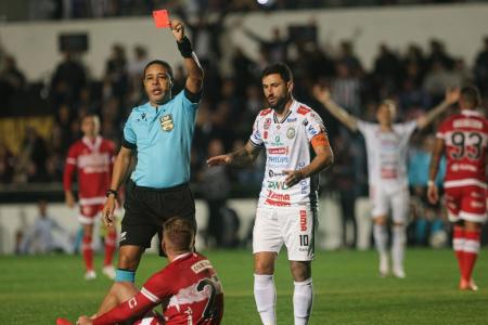 Momento em que Alemão foi expulso de campo durante o jogo entre Operário e CRB, pela Série B
