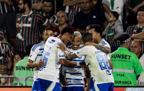 Jogadores do Cruzeiro celebram gol sobre o Fluminense no Maracanã