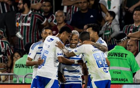 Jogadores do Cruzeiro celebram gol sobre o Fluminense no Maracanã