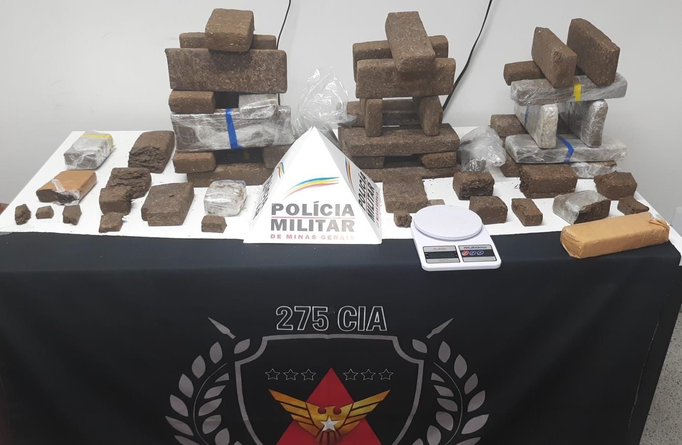 PM apreende 32 barras de maconha durante operação em Fabriciano