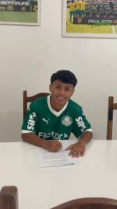 Meia Vinicius Lima assinou contrato com Palmeiras