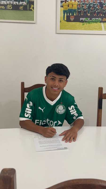 Meia Vinicius Lima assinou contrato com Palmeiras