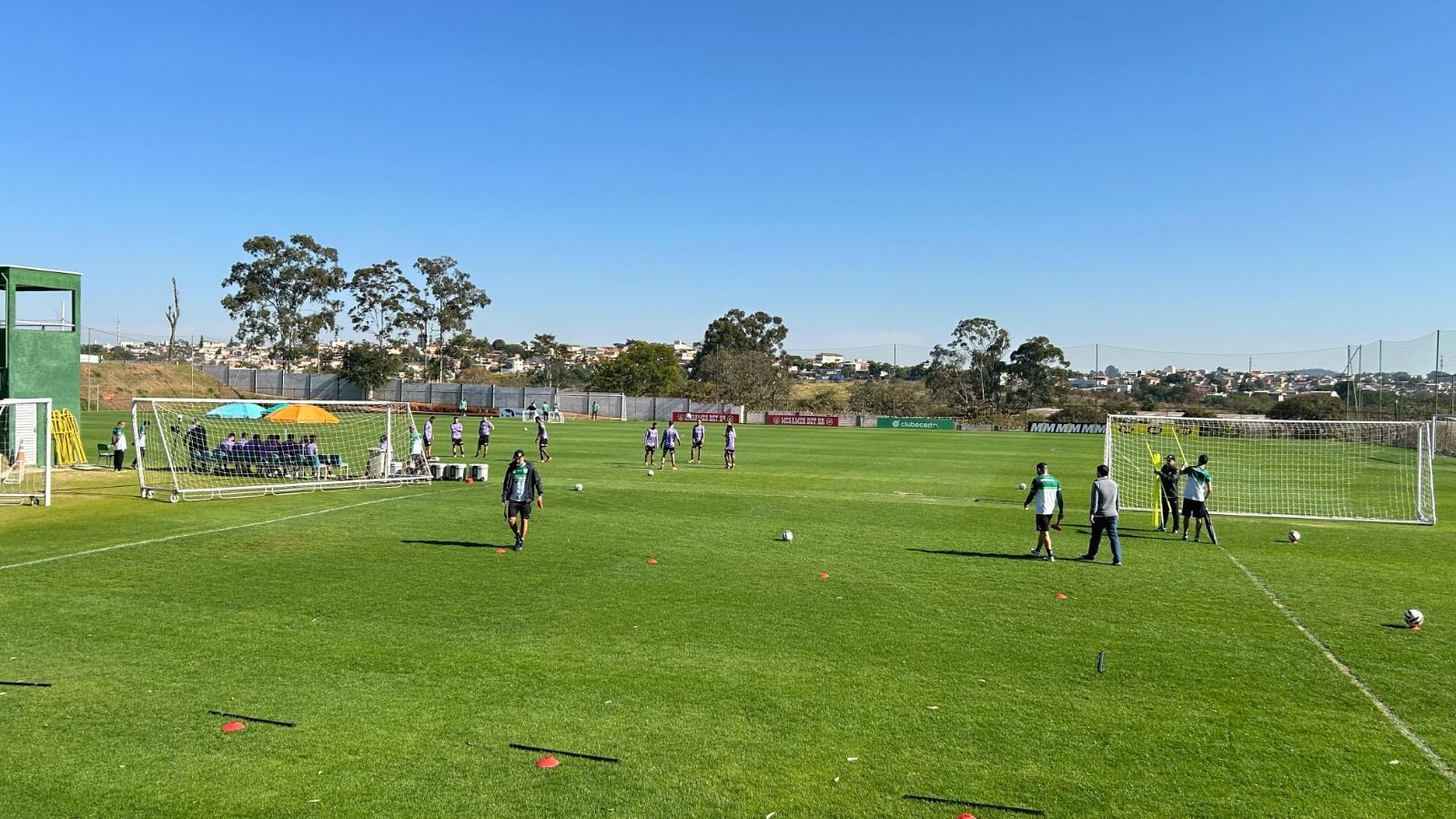 Com reforços em campo, América faz treino aberto antes de jogo contra Chape