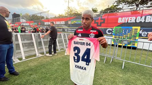 Joshua, do Flamengo, posa com camisa de Xhaka