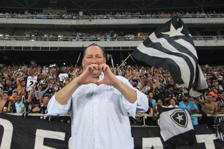Botafogo de John Textor sofre transferban da Fifa